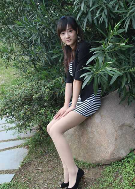 ‘Photosho将给树荫下的美女图片增加上漂亮的橙褐色效果‘