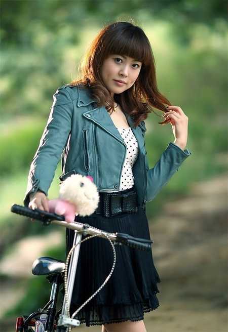 ‘Photoshop为偏暗的外景人物加上柔和的黄紫色效果教程‘