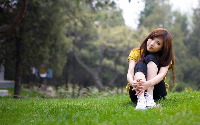 ‘Photoshop将坐在草地上的美女调制出漂亮的秋季阳光色‘
