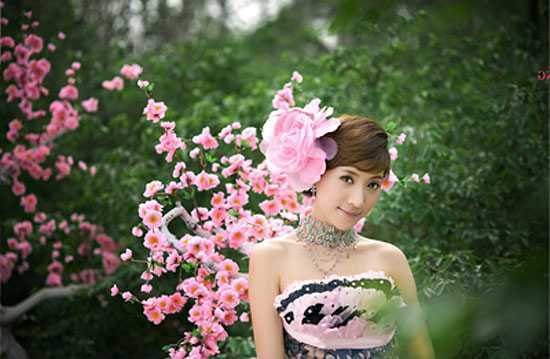 ‘Photoshop将树林婚片打造出漂亮的暖色调‘