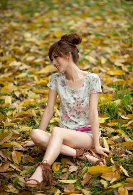 ‘Photoshop将草地上的美女图片调制出漂亮的淡调蓝紫色‘
