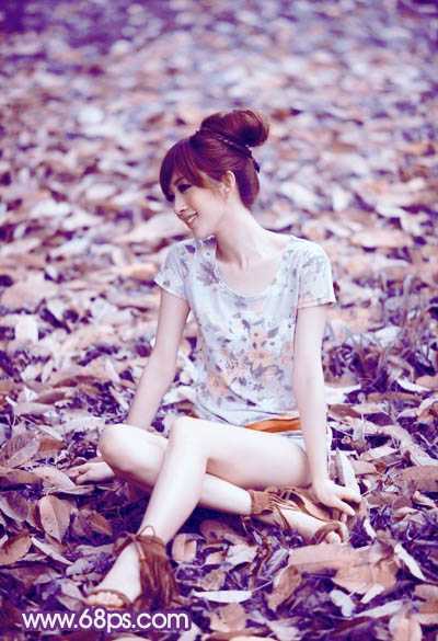 ‘Photoshop将草地上的美女图片调制出漂亮的淡调蓝紫色‘