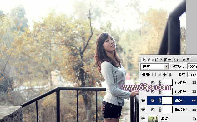 ‘Photoshop将景区人物图片调制出淡淡的蓝黄秋季色‘