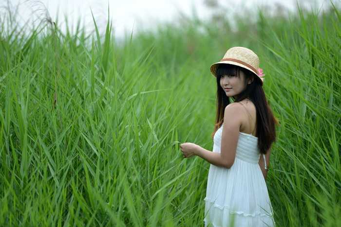 ‘Photoshop给芦苇中的美女加上淡美清新的青黄色‘