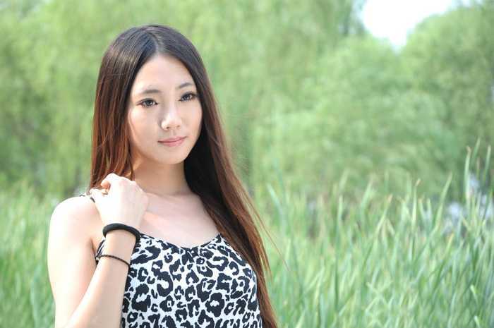 ‘Photoshop将绿树边的美女调制出淡美的蓝黄色‘