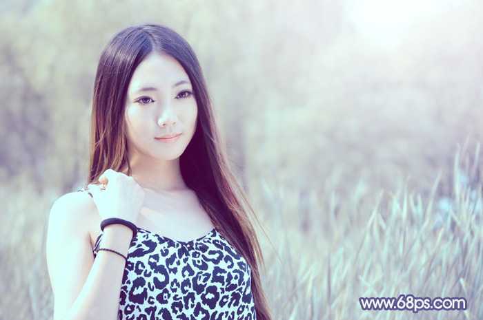 ‘Photoshop将绿树边的美女调制出淡美的蓝黄色‘