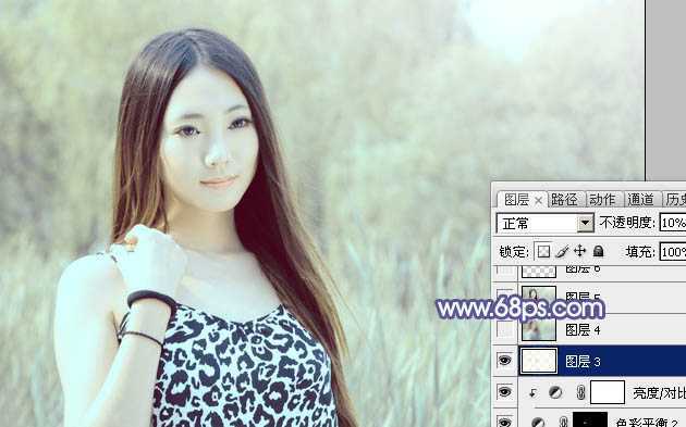 ‘Photoshop将绿树边的美女调制出淡美的蓝黄色‘