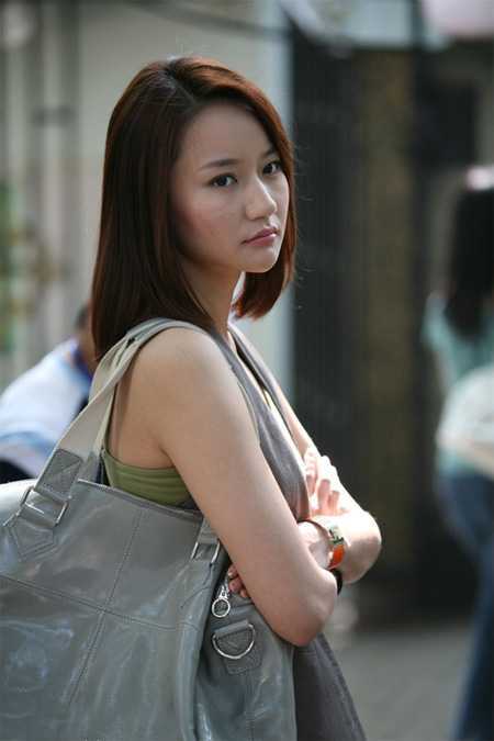 ‘Photoshop为偏暗的街景美女加上韩系淡红色‘