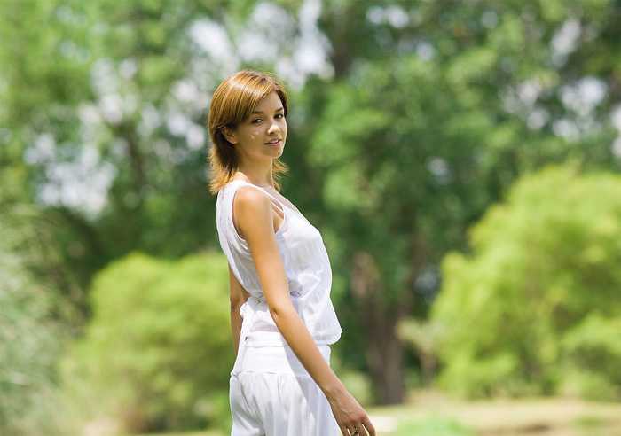‘Photoshop将外景人物图片调制出欧美流行的淡调黄褐色‘