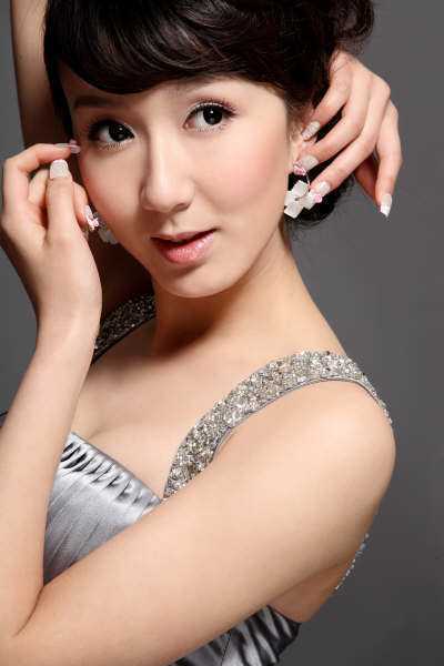 ‘Photoshop为室内美女图片简单美白及润色‘
