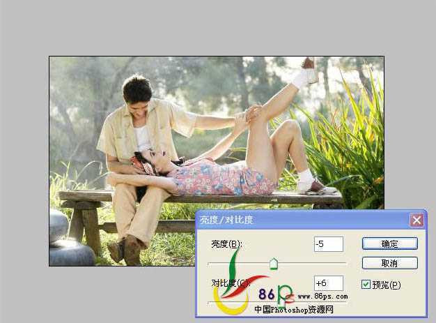 ‘Photoshop给夏日情侣外景图片调制成浪漫的阳光色‘