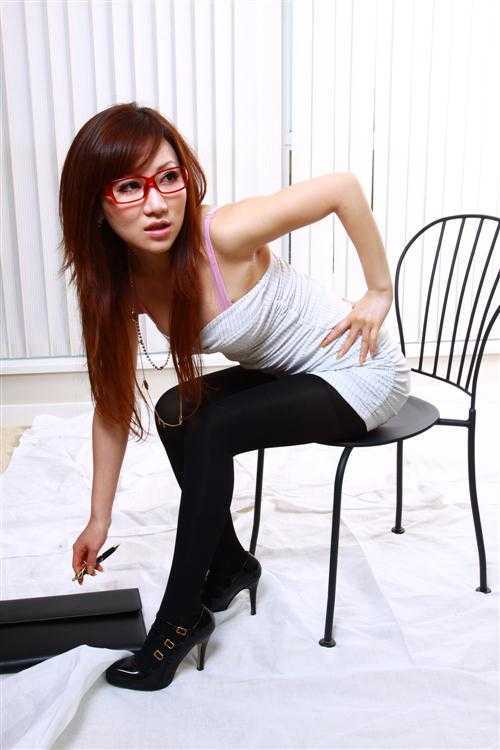 ‘Photoshop为室内性感美女调制出柔美肤色效果‘