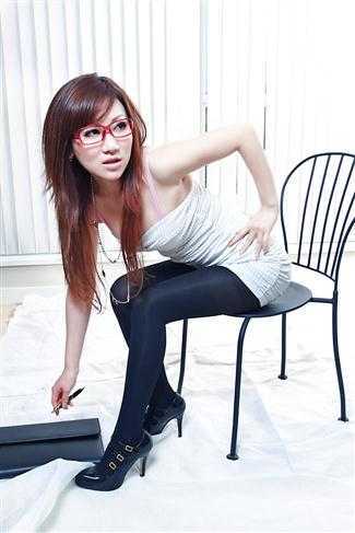 ‘Photoshop为室内性感美女调制出柔美肤色效果‘