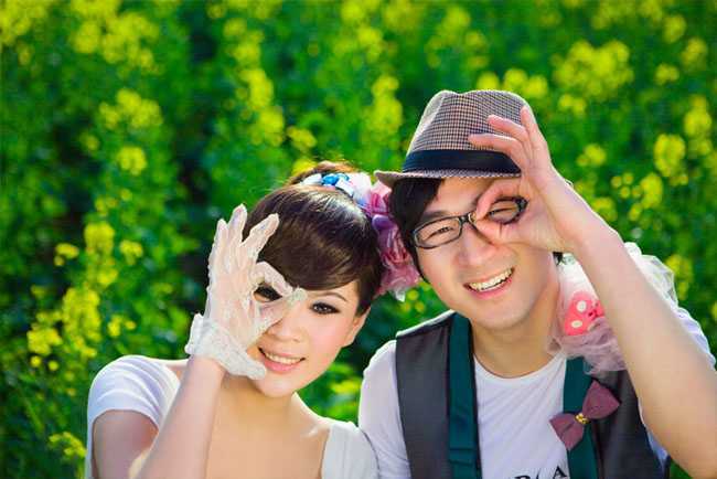 ‘Photoshop将外景情侣图片调制出温馨柔美的淡黄色‘