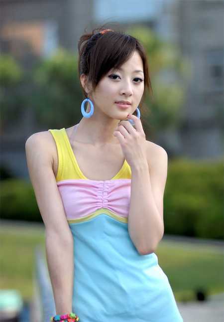 ‘Photoshop为偏暗外景美女增加淡淡的青红甜美色‘