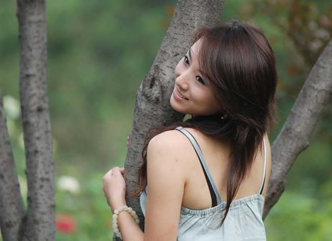 ‘Photoshop将树林美女图片调出怀旧的古典黄褐色‘