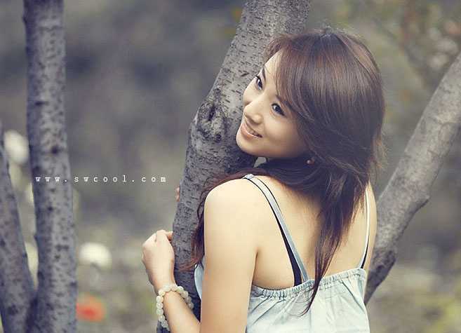 ‘Photoshop将树林美女图片调出怀旧的古典黄褐色‘