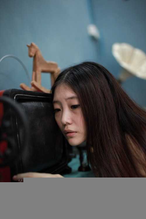 ‘Photoshop使用插件制造残旧刮痕风格黑白照效果‘