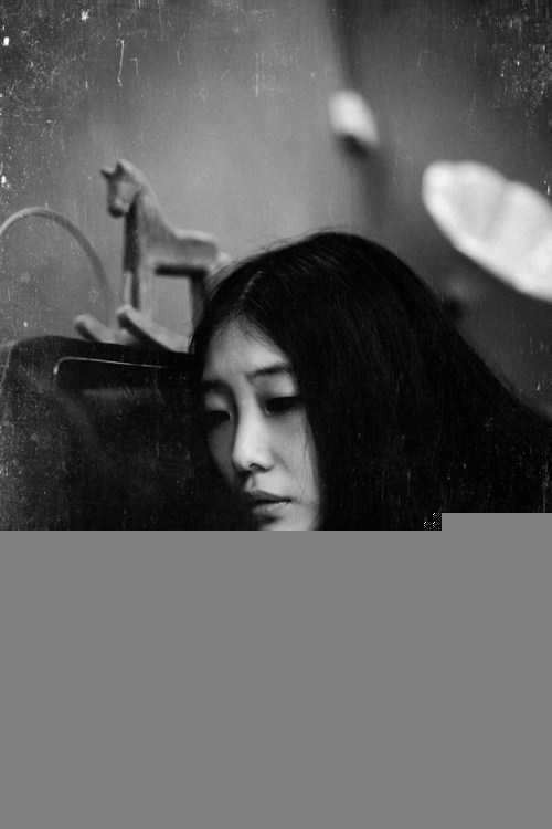 ‘Photoshop使用插件制造残旧刮痕风格黑白照效果‘