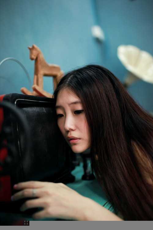 ‘Photoshop使用插件制造残旧刮痕风格黑白照效果‘