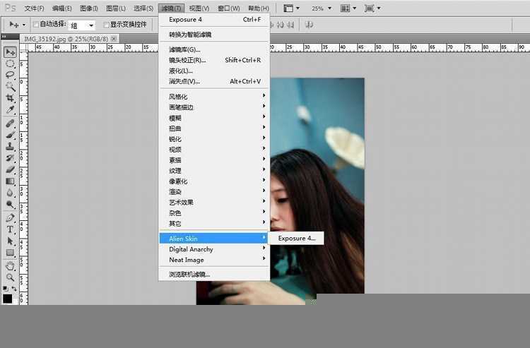 ‘Photoshop使用插件制造残旧刮痕风格黑白照效果‘