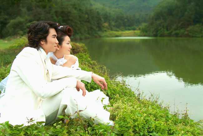 ‘Photoshop调出湖景婚片甜美的紫黄色‘