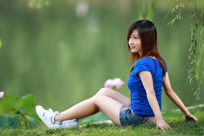 ‘Photoshop为池塘边的美女加上唯美古典黄褐色‘