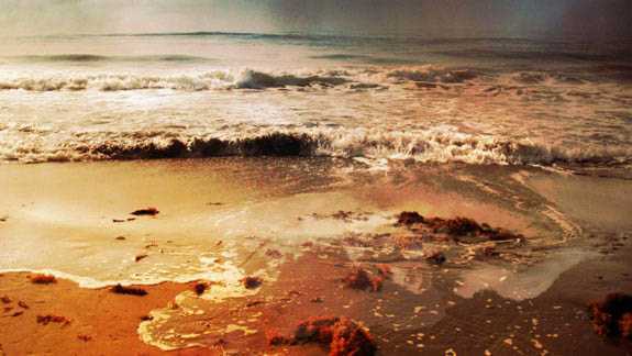 ‘photoshop经典合成海边带伞飞翔的仙女‘