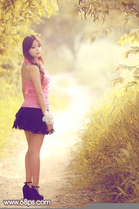 ‘Photoshop为树林小路上的美女调制出唯美的秋季淡暖色‘