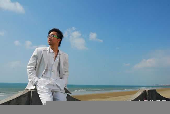 ‘Photoshop实现清爽阳光的海景帅哥照片教程‘