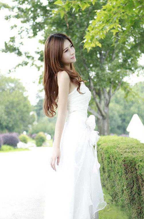 ‘Photoshop将公园美女图片调制出柔美的秋季阳光色‘