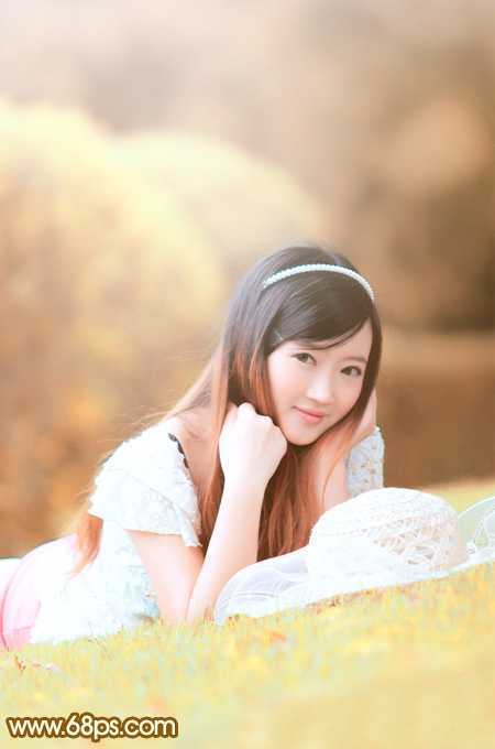 ‘Photoshop将趴在草地上的可爱女孩加上甜美的秋季黄褐色‘
