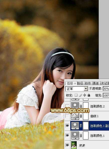 ‘Photoshop将趴在草地上的可爱女孩加上甜美的秋季黄褐色‘