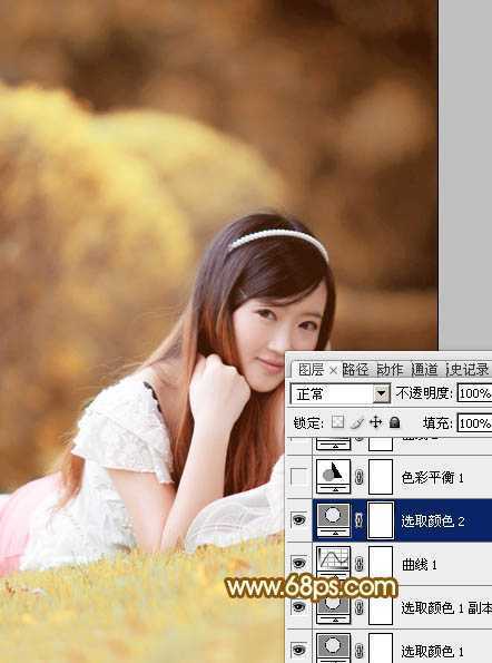 ‘Photoshop将趴在草地上的可爱女孩加上甜美的秋季黄褐色‘