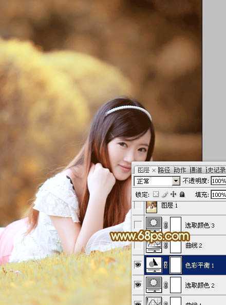 ‘Photoshop将趴在草地上的可爱女孩加上甜美的秋季黄褐色‘