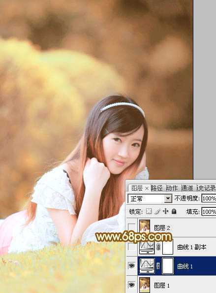‘Photoshop将趴在草地上的可爱女孩加上甜美的秋季黄褐色‘