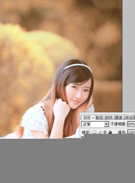 ‘Photoshop将趴在草地上的可爱女孩加上甜美的秋季黄褐色‘
