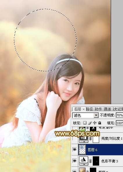 ‘Photoshop将趴在草地上的可爱女孩加上甜美的秋季黄褐色‘