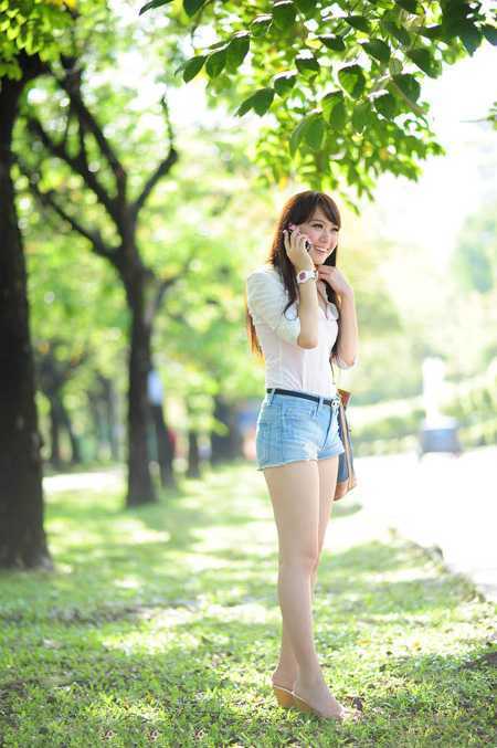 ‘Photoshop为树荫下的美女图片打造淡淡柔美的蓝黄色‘