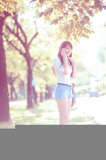 ‘Photoshop为树荫下的美女图片打造淡淡柔美的蓝黄色‘