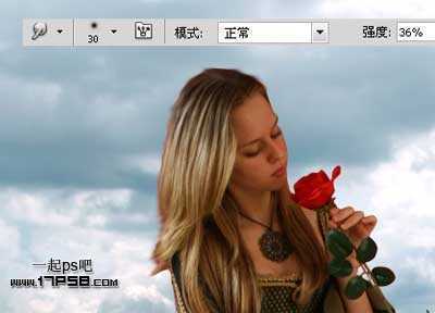 ‘photoshop合成黎明时站在草丛手拿玫瑰美女图片‘