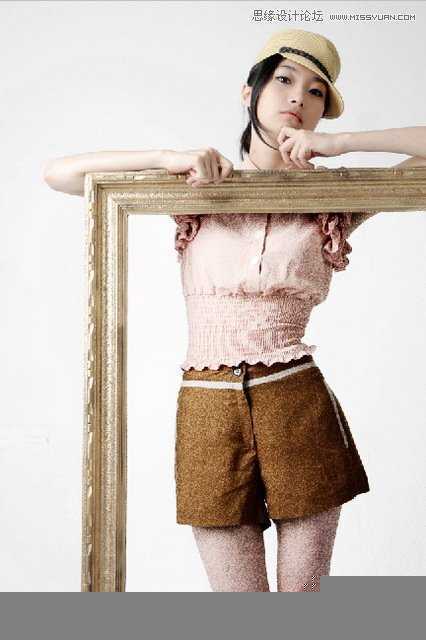 ‘Photoshop将美女人像照片制作出框外是照片框内是油画风格效果‘