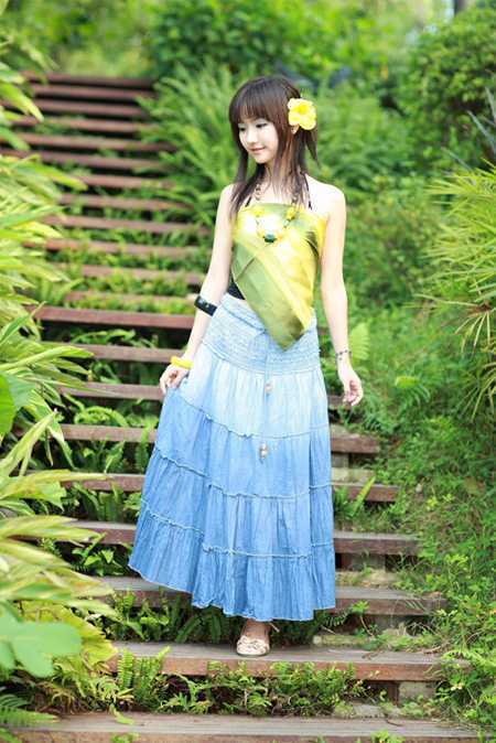 ‘Photoshop为台阶上的美女加上唯美的阳光暖褐色‘