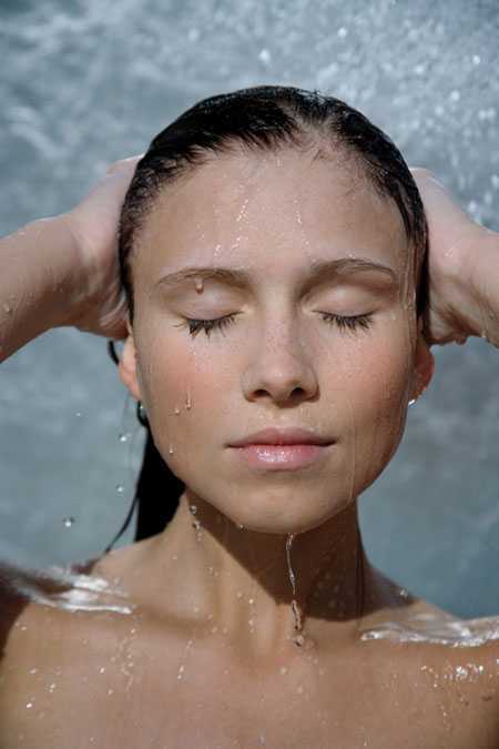 ‘Photoshop将偏灰多斑的人像图片脸部完美修复成细腻光泽的效果‘