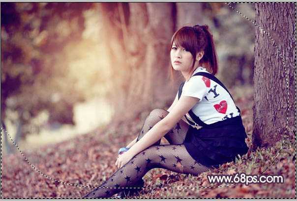 ‘Photoshop将树林中的美女加上柔美的秋季晨曦色‘