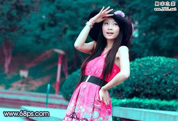 ‘Photoshop将外景人物图片调制成甜美的暗青色‘