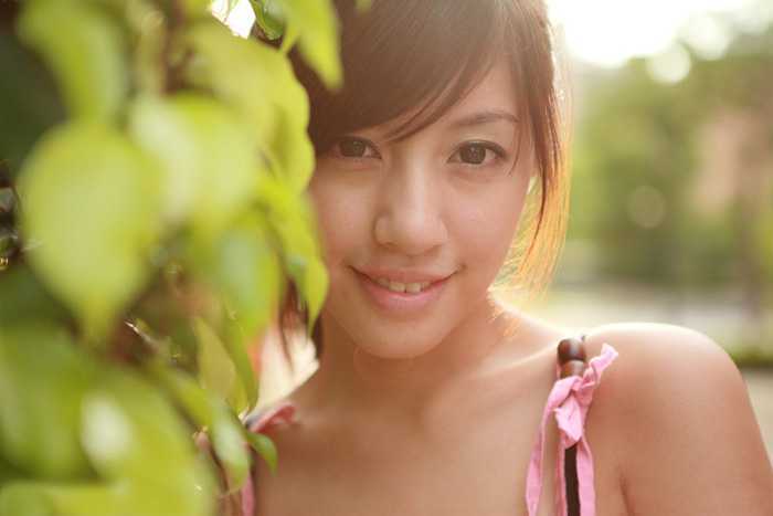 ‘photoshop利用通道替换将树叶边的美女图片调出梦幻的淡蓝色‘