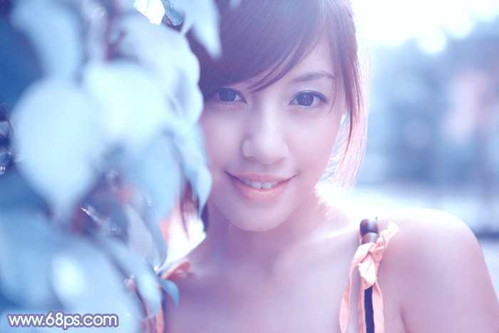 ‘photoshop利用通道替换将树叶边的美女图片调出梦幻的淡蓝色‘