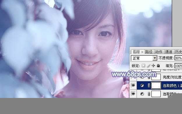 ‘photoshop利用通道替换将树叶边的美女图片调出梦幻的淡蓝色‘