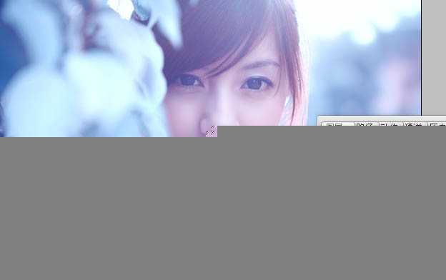 ‘photoshop利用通道替换将树叶边的美女图片调出梦幻的淡蓝色‘